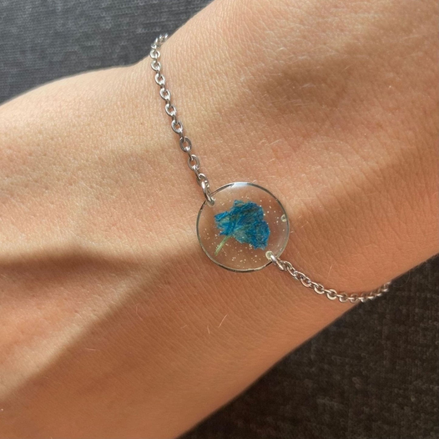 Bracelet Rouge Chic en Acier Inoxydable Argent avec Fleur