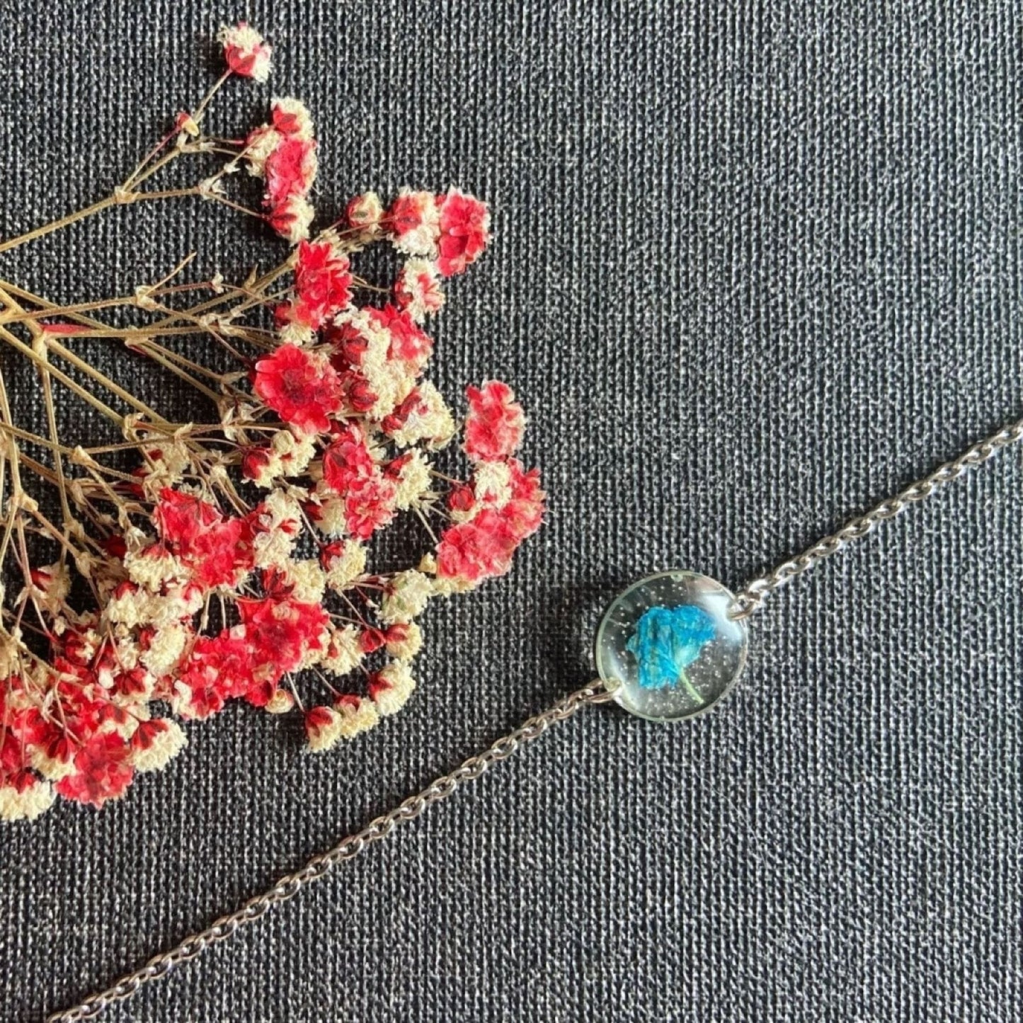 Bracelet Rouge Chic en Acier Inoxydable Argent avec Fleur