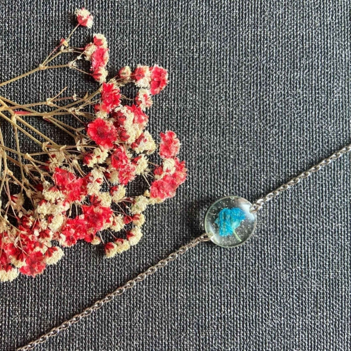Bracelet Bonheur : Fleur de Gypsophile Rouge en Acier Inoxydable