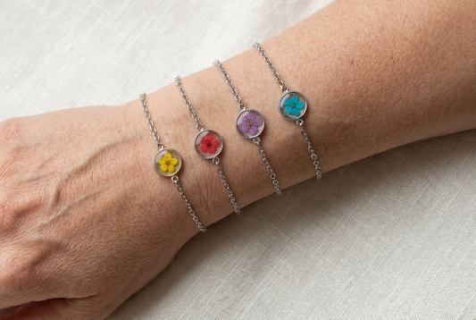 Quatre bracelets avec médaillons réduits sur un même avant-bras