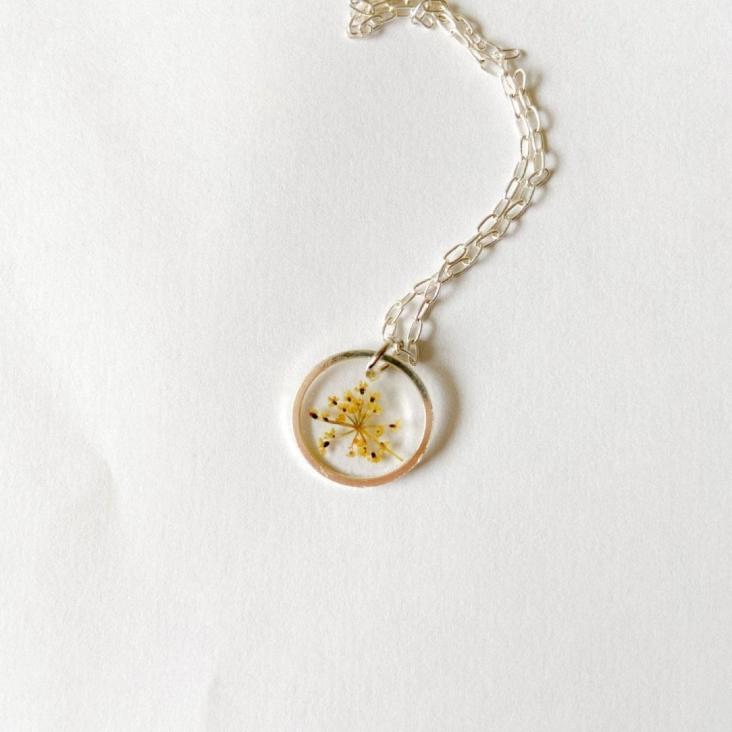 Collier Soleil d’Or - Spirée Jaune - Dentelle