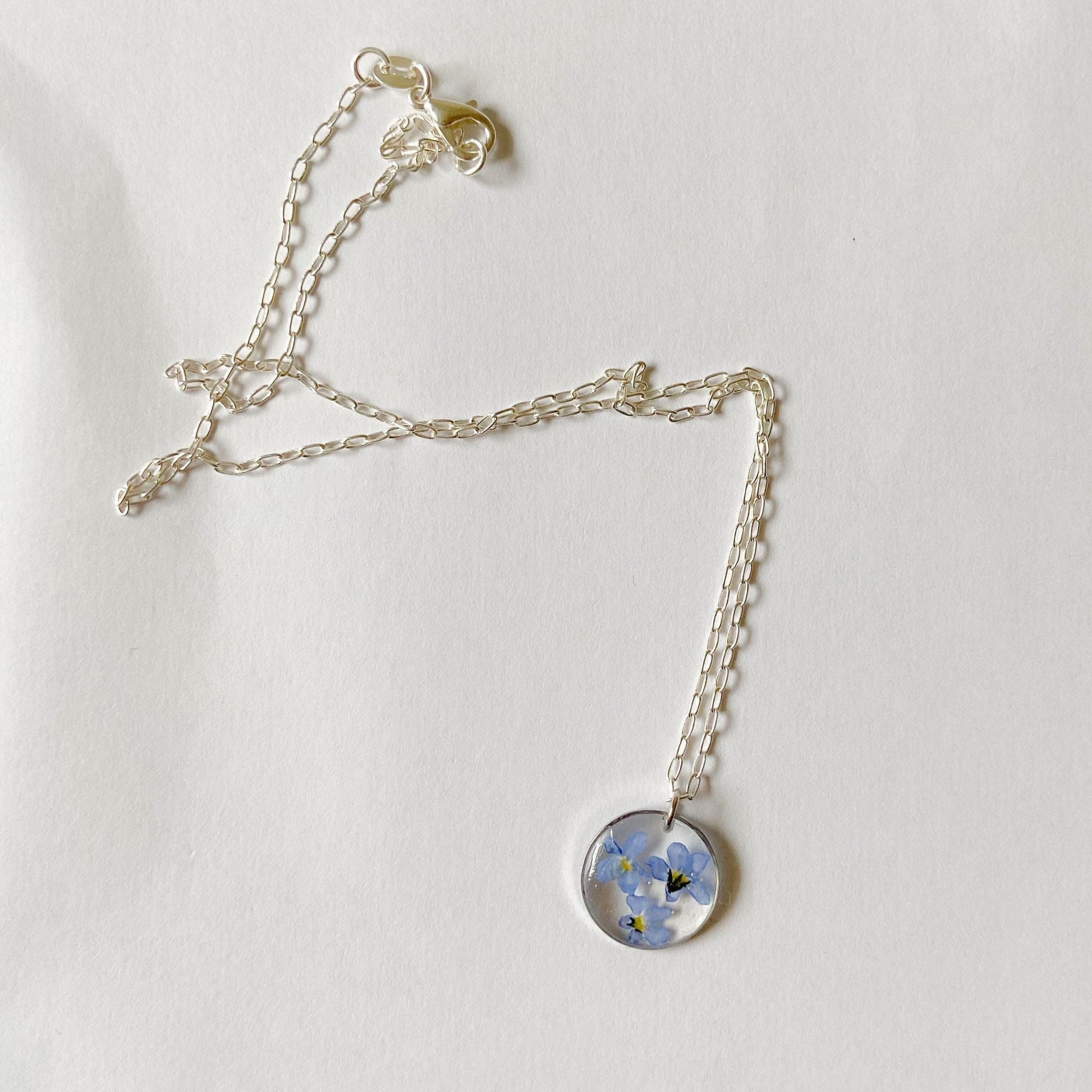 Trois fleurs myosotis pressées sur un cadeau de collier de couleur argentée pour elle - Lorred