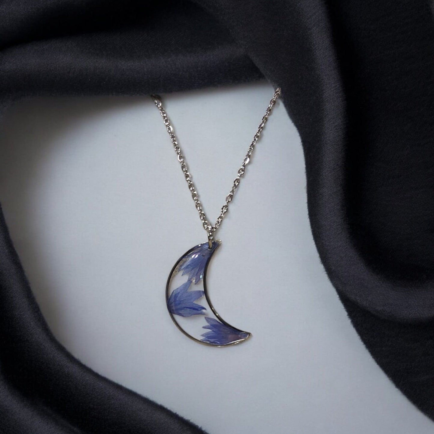 Lune de Bleuet: Collier Bleu Mystique en Acier Inoxydable