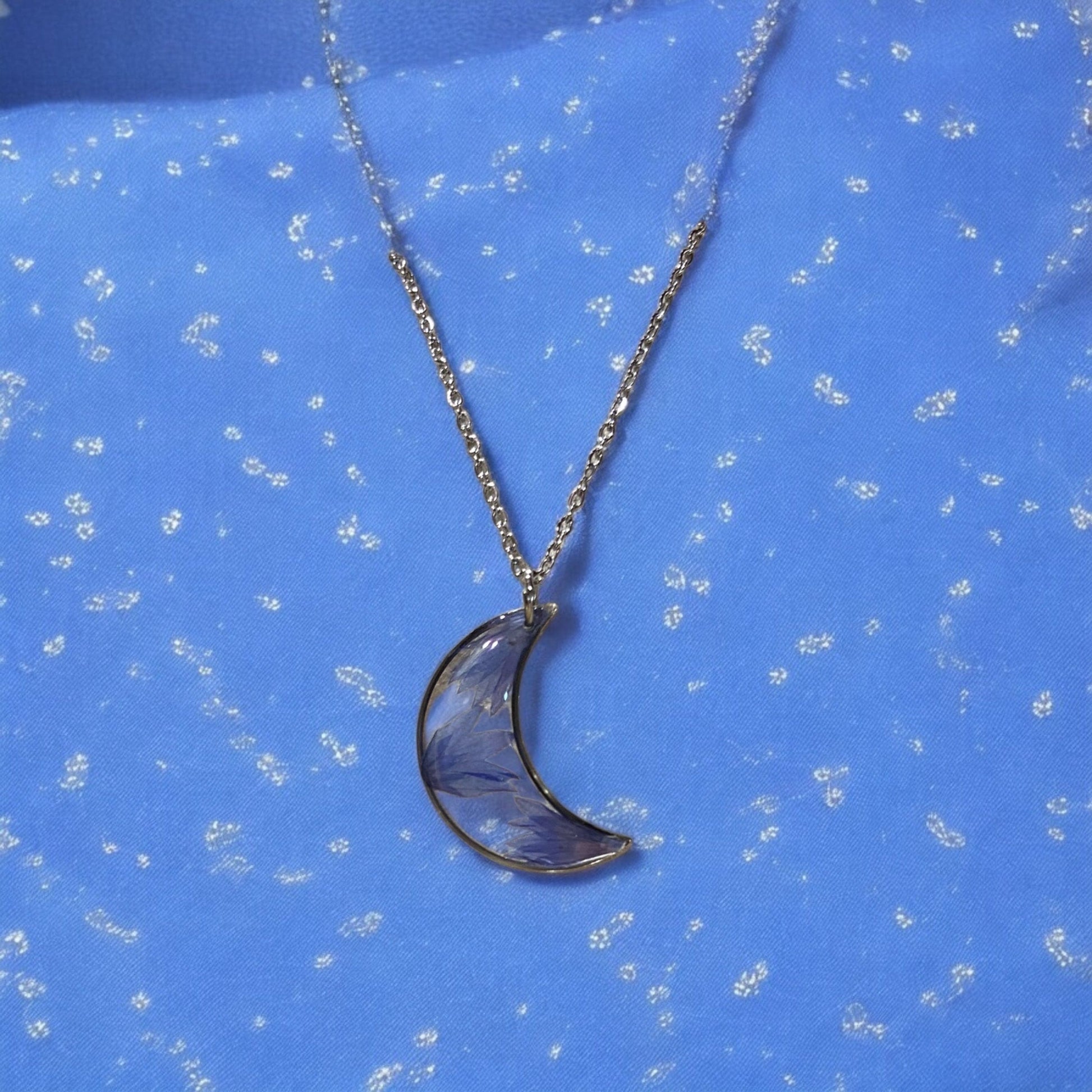 Lune de Bleuet: Collier Bleu Mystique en Acier Inoxydable