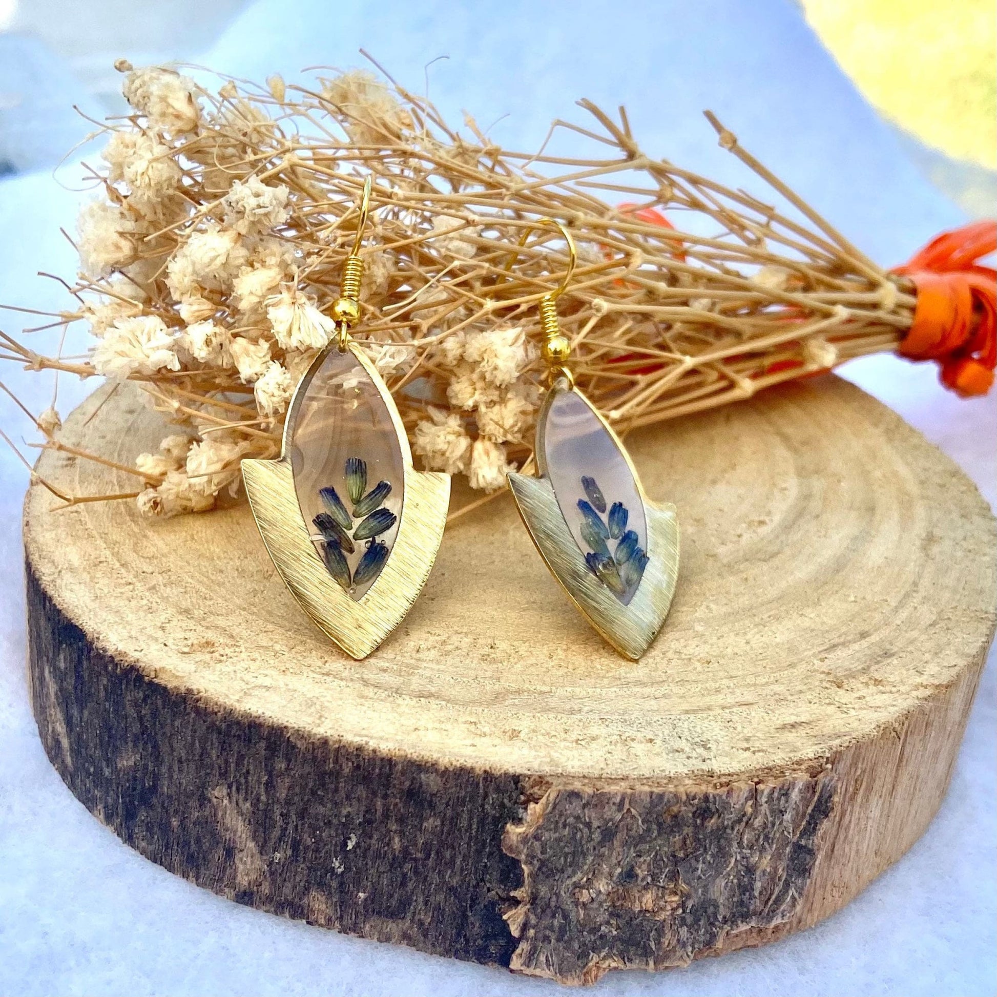 Boucles d'oreilles aztèques de couleur or inclusion de fleurs séchées de lavande cadeau de fête des grands-mères pour elle - Lorred