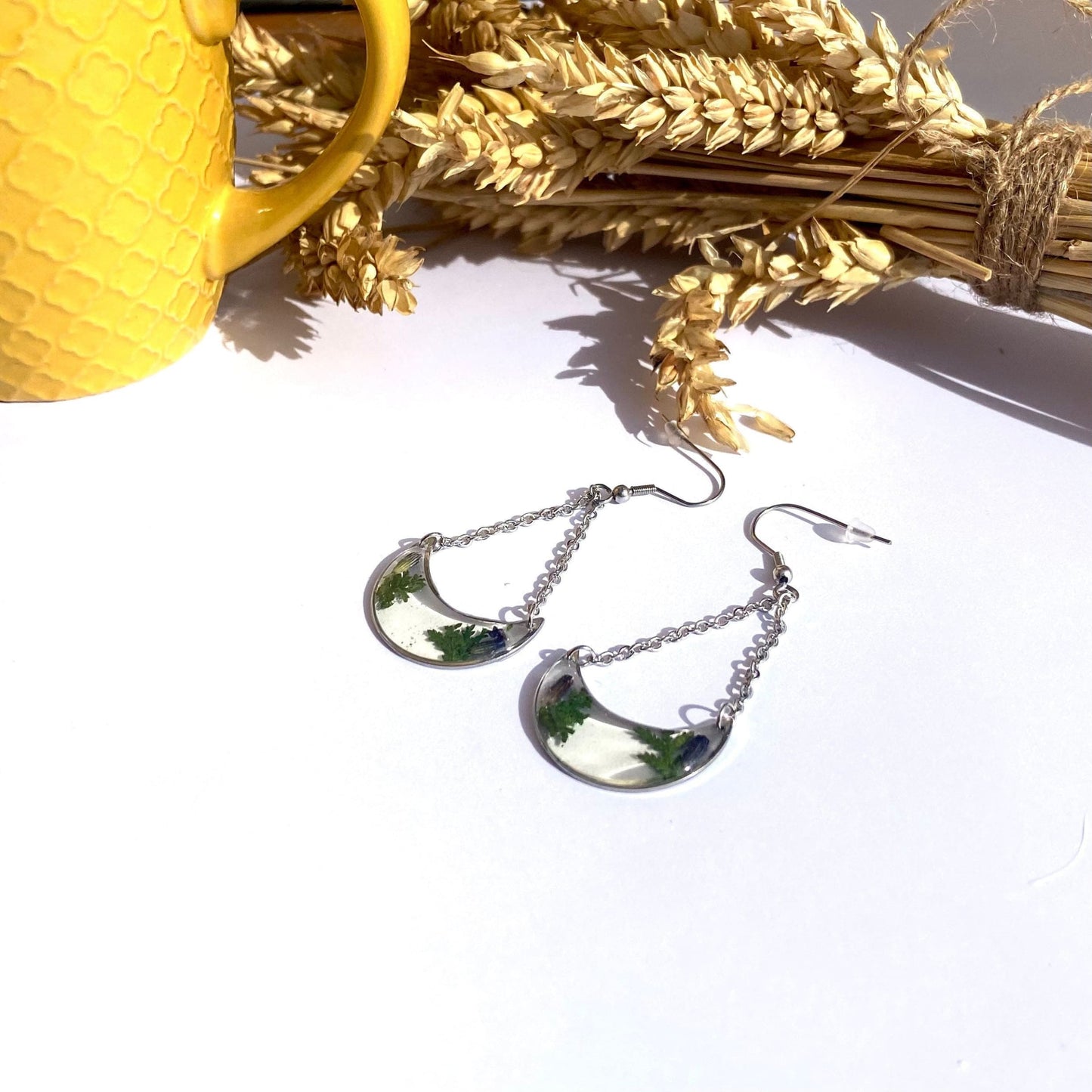Boucles d'oreilles bohèmes pendantes couleur argent avec herbe verte pressée cadeau Saint Patrick pour elle - Lorred