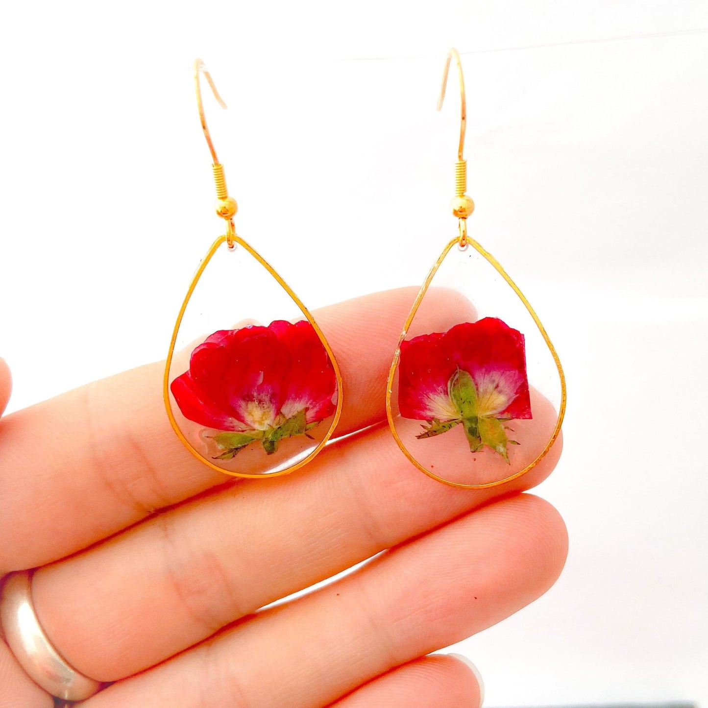 Boucles d'oreilles or avec de vraies roses rouges stabilisées - Lorred