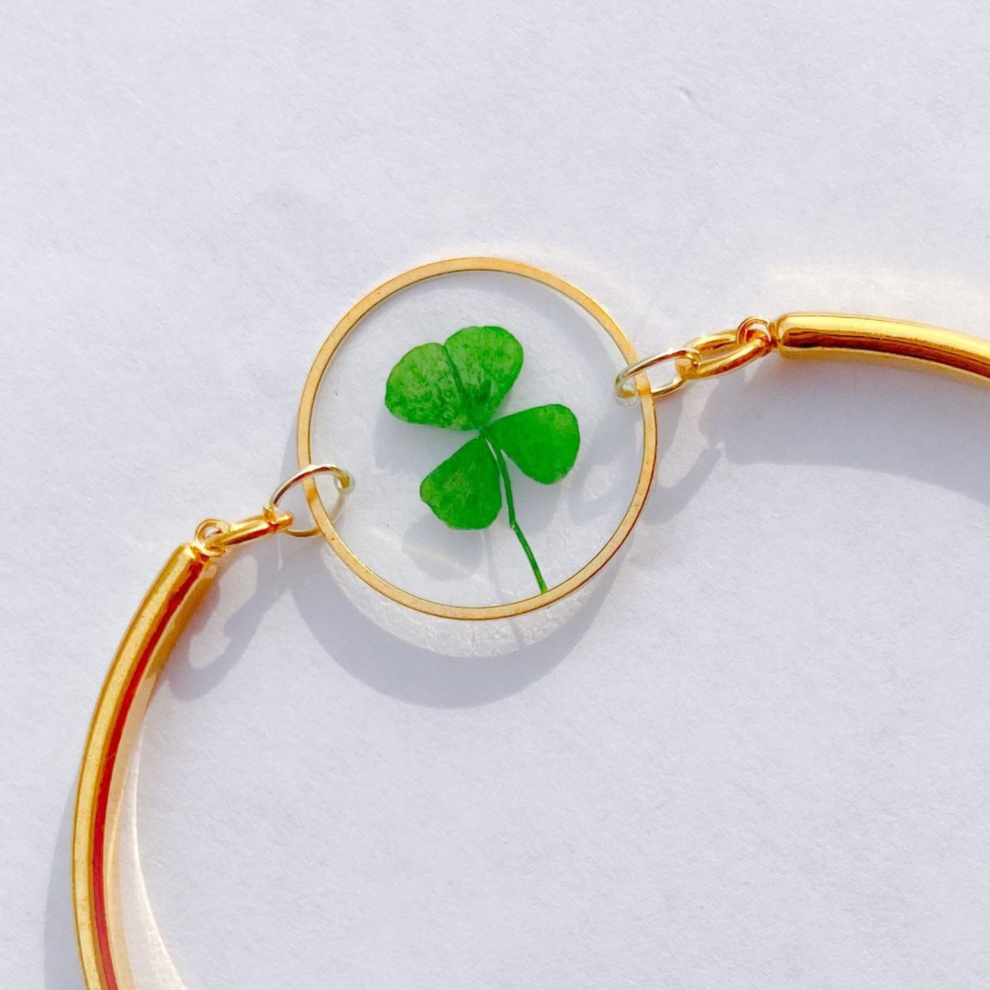 Bracelet de couleur or inclusion d'un trèfle à quatre feuilles séché cadeau pour elle - Lorred