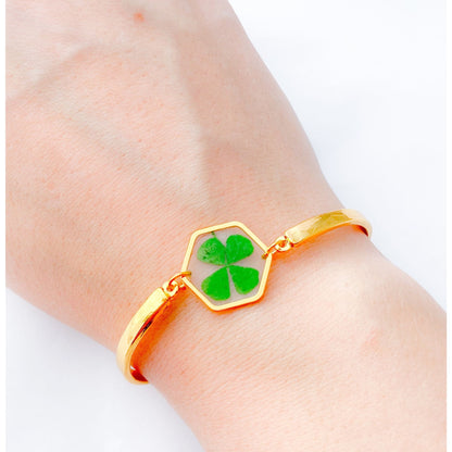 Bracelet hexagonal de trèfle à quatre feuilles avec fleur pressée sur le côté, c’est un cadeau St Valentin parfait ou un bijou de couleur or accessoire St Patrick - Lorred