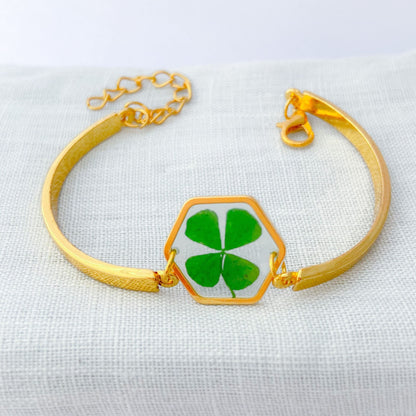 Bracelet hexagonal de trèfle à quatre feuilles avec fleur pressée sur le côté, c’est un cadeau St Valentin parfait ou un bijou de couleur or accessoire St Patrick - Lorred