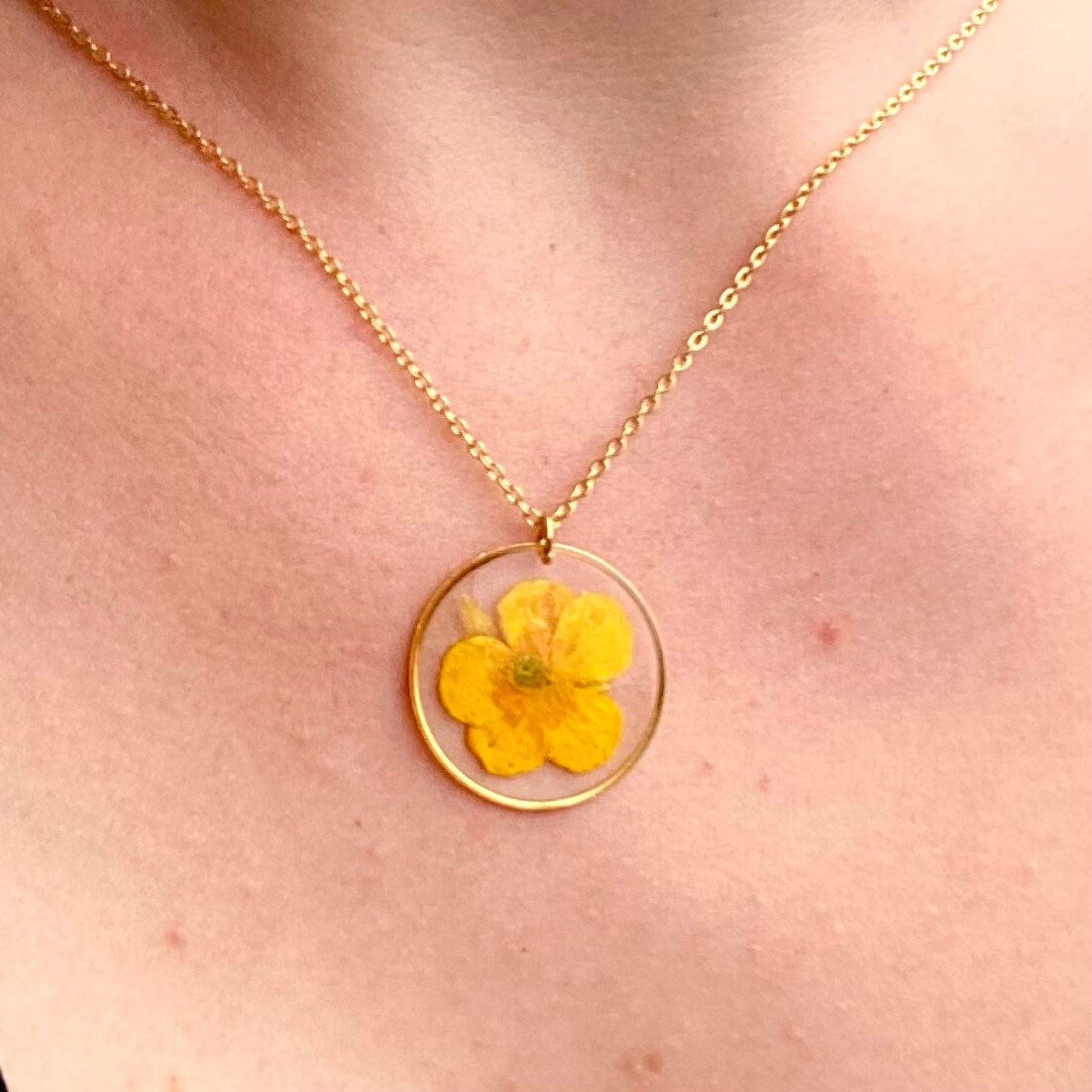 Cadeau unique d'inclusion de collier de renoncule jaune pour elle pour la fête des mères ou le cadeau de marraine - Lorred