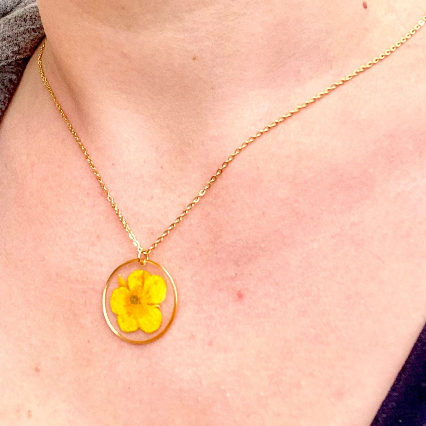 Cadeau unique d'inclusion de collier de renoncule jaune pour elle pour la fête des mères ou le cadeau de marraine - Lorred