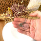 Collier en résine inclusion de la fleur séchée de la dentelle violette de la Reine Anne cadeau unique pour elle pour la Fête des Mères - Lorred