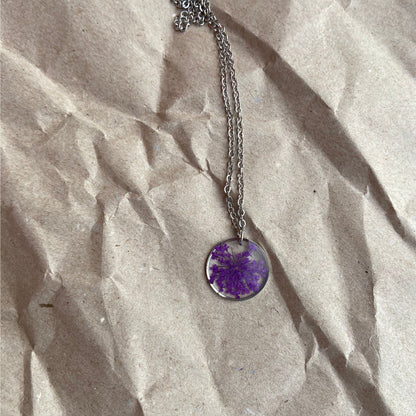 Collier en résine inclusion de la fleur séchée de la dentelle violette de la Reine Anne cadeau unique pour elle pour la Fête des Mères - Lorred