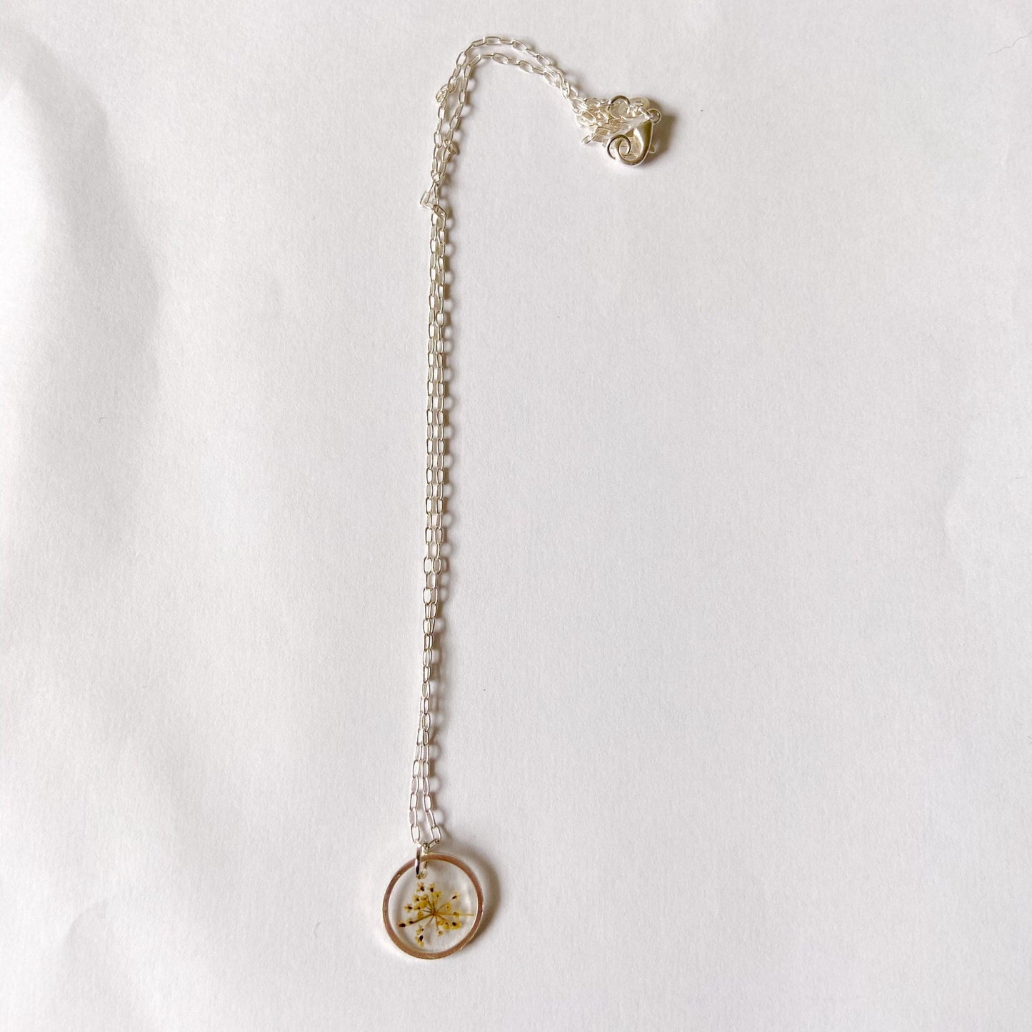 Collier fleur en dentelle de la reine Anne en pendentif rond couleur argent pour bijoux minimalistes avec cadeau fleur pressée pour elle - Lorred