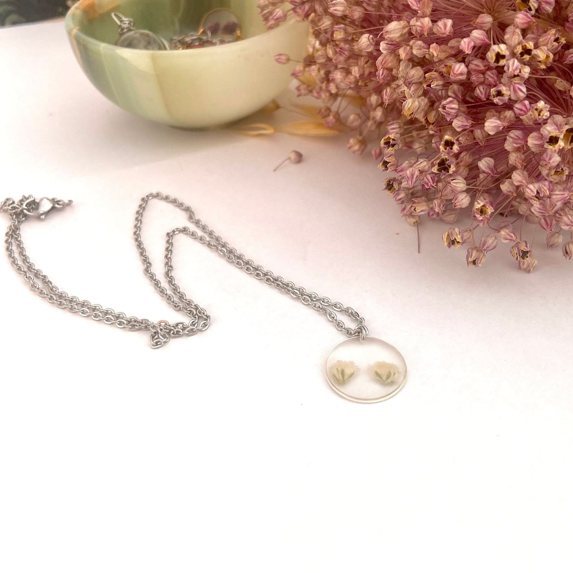 Ensemble de terrarium de bijoux de fleurs pressées de souffle de bébé blanc avec collier de couleur argent et cadeau de bracelet pour elle - Lorred