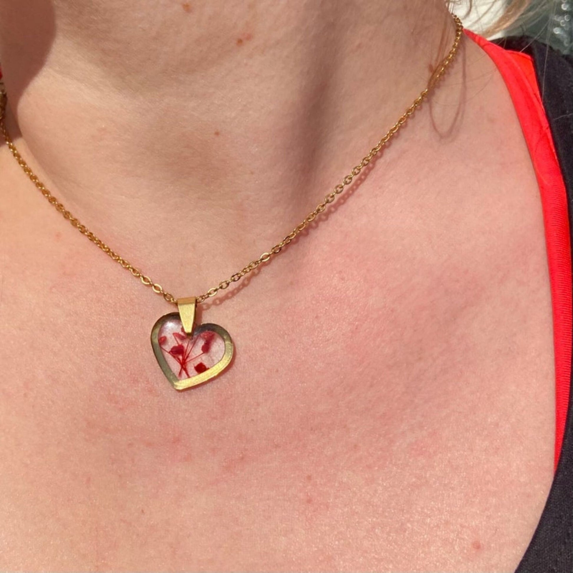 Fleur de balai rouge dans un collier pendentif coeur couleur argent cadeau de fête des mères pour elle - Lorred