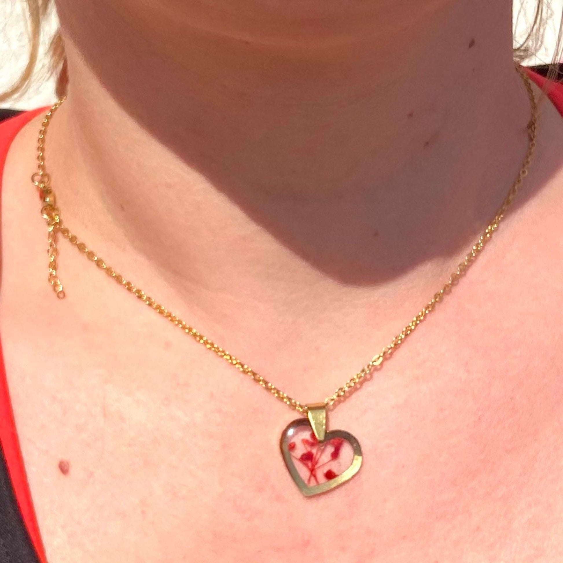 Fleur de balai rouge dans un collier pendentif coeur couleur or cadeau de fête des mères pour elle - Lorred