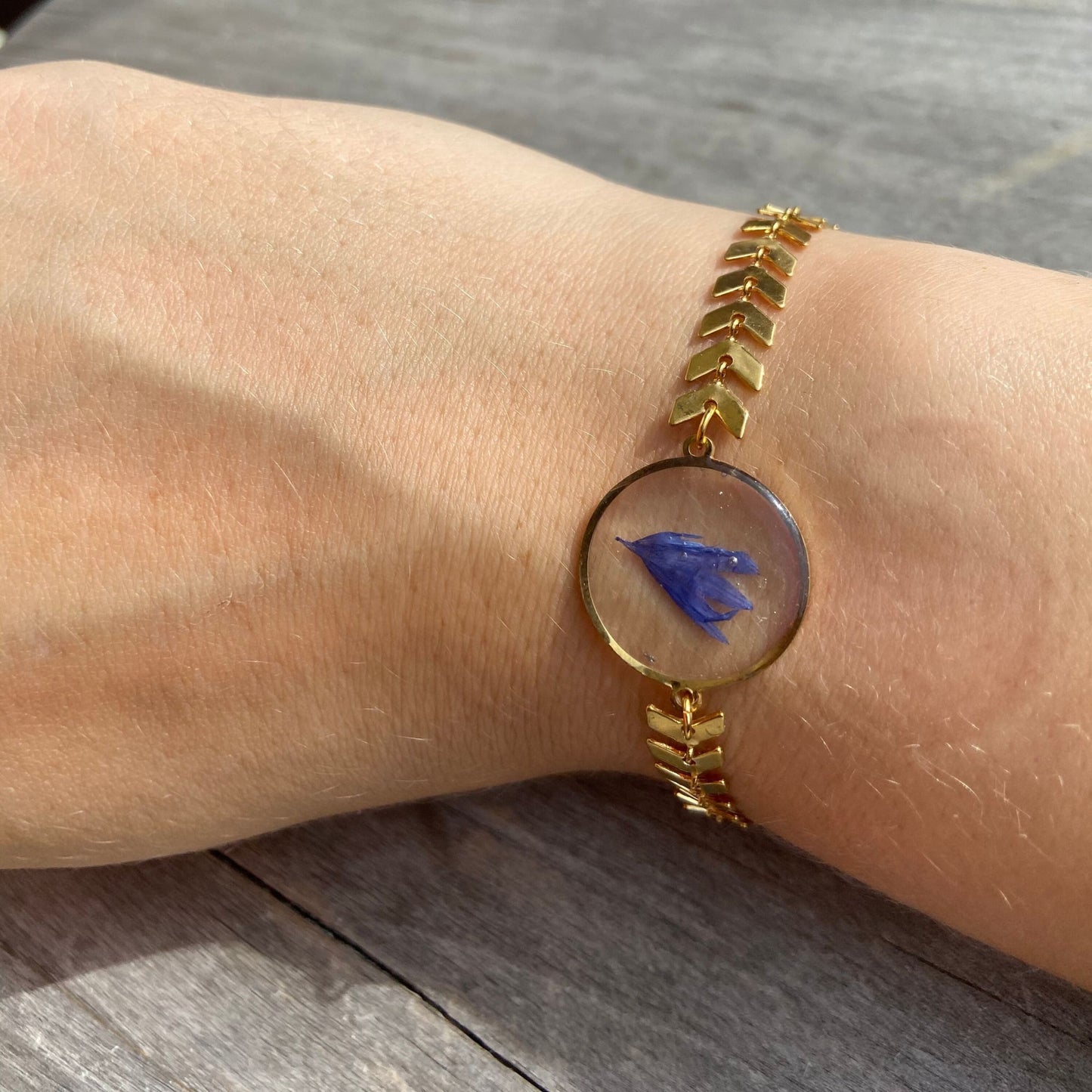 Le bracelet bleu bleuet couleur or cadeau fête des mères pour elle en bijoux de terrarium avec fleur pressée - Lorred